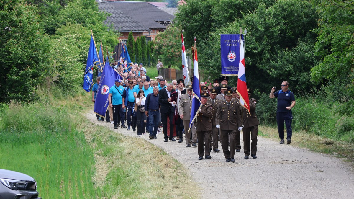 SVETI MARTIN NA MURI Održano sportsko natjecanje dragovoljaca i veterana te susreti djece i unuka hrvatskih branitelja