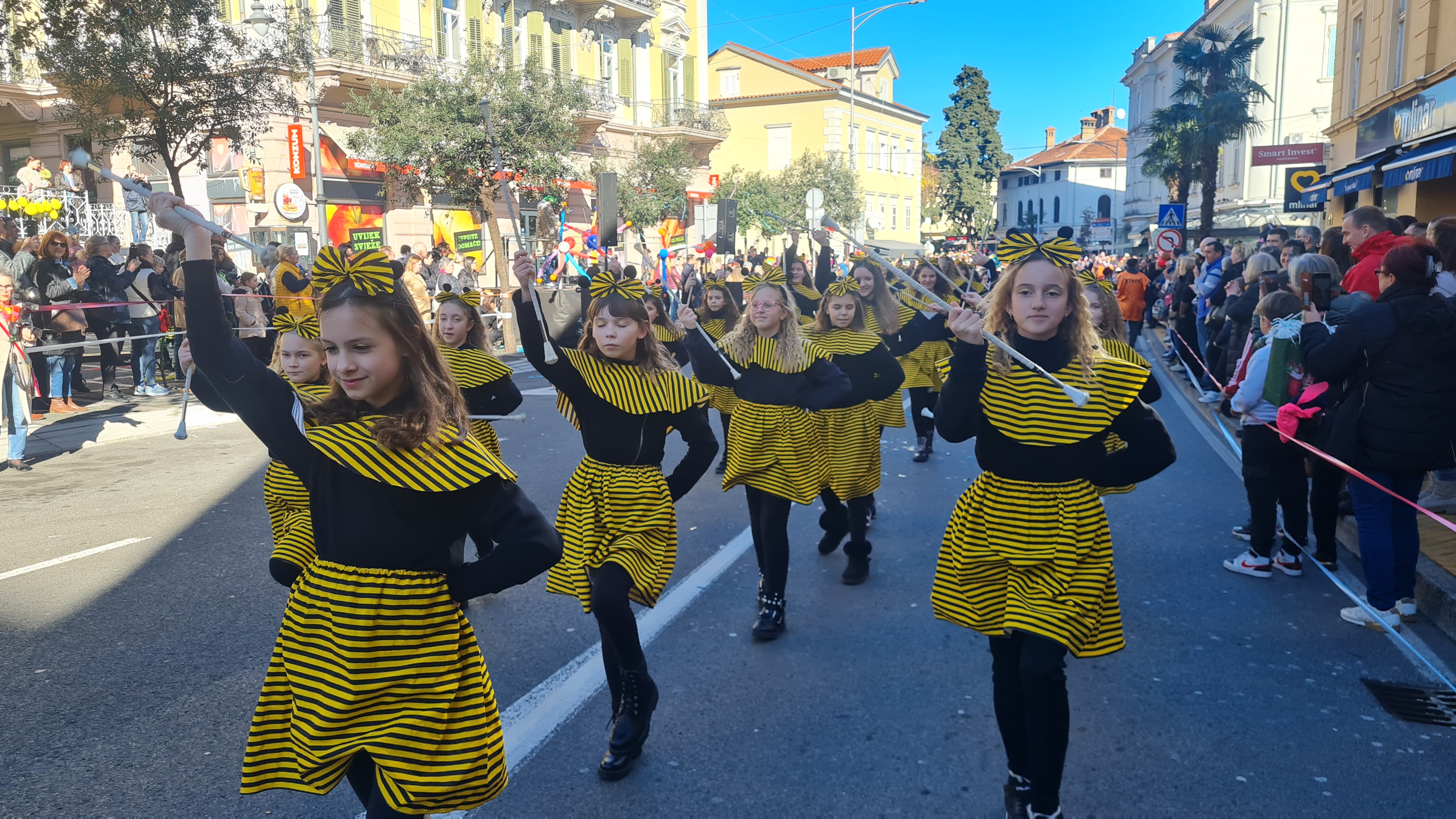 MAŽORETKINJE Nedelišćanke ‘prozujale’ Opatijom na 26. Dječjem karnevalu
