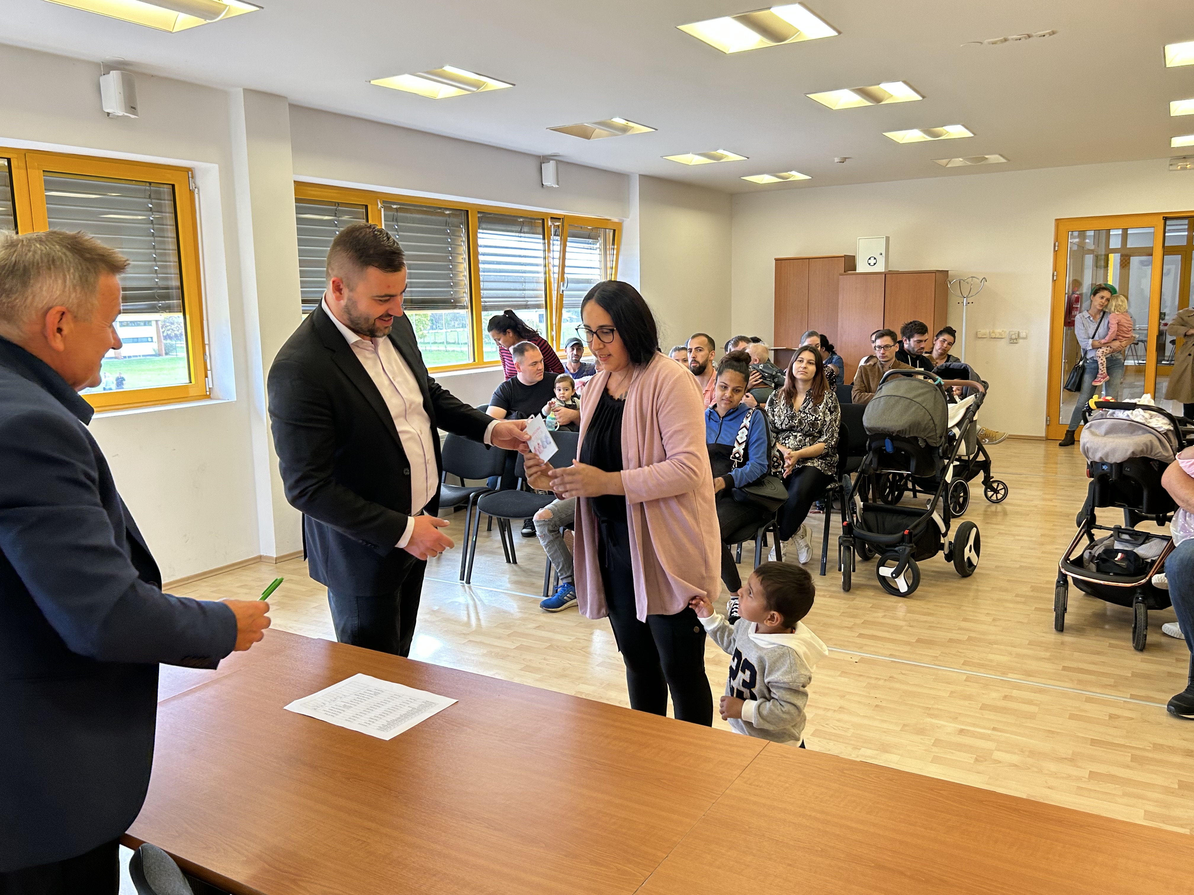 NEDELIŠĆE Načelnik Nikola Novak i njegov zamjenik Zlatko Marciuš podijelili poklon bonove NEDELIŠĆE Načelnik Nikola Novak i njegov zamjenik Zlatko Marciuš podijelili poklon bonove