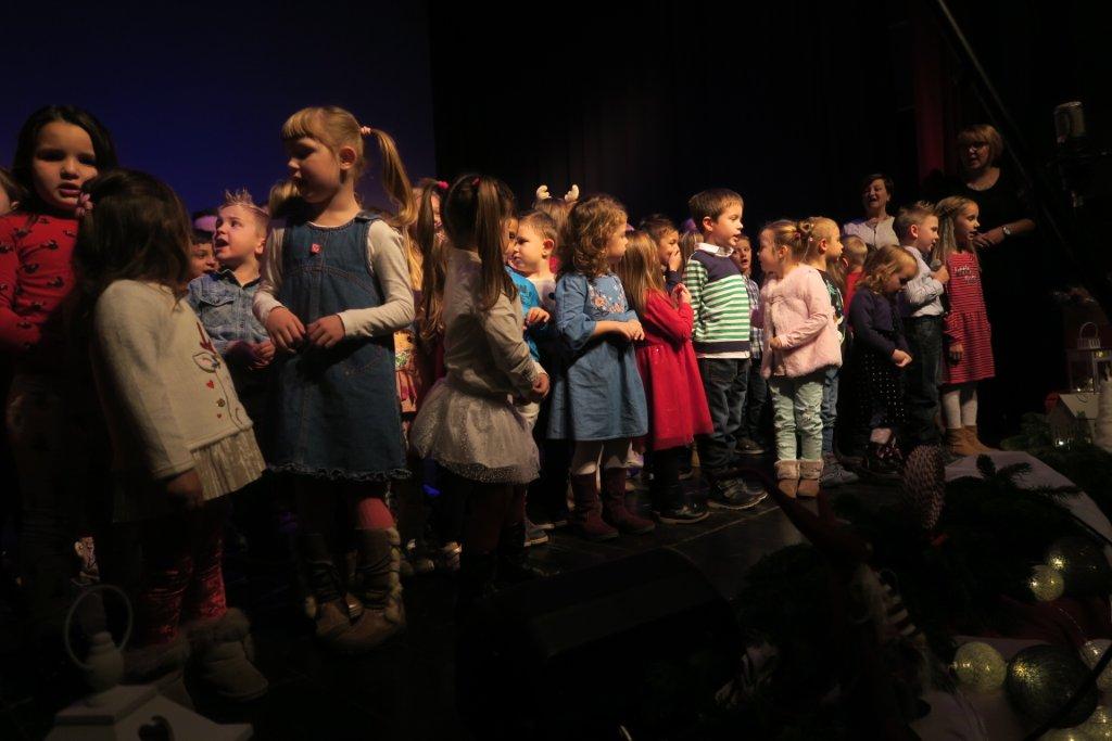 SV. NIKOLA U KOTORIBI Stotinjak mališana dočekalo omiljenog sveca