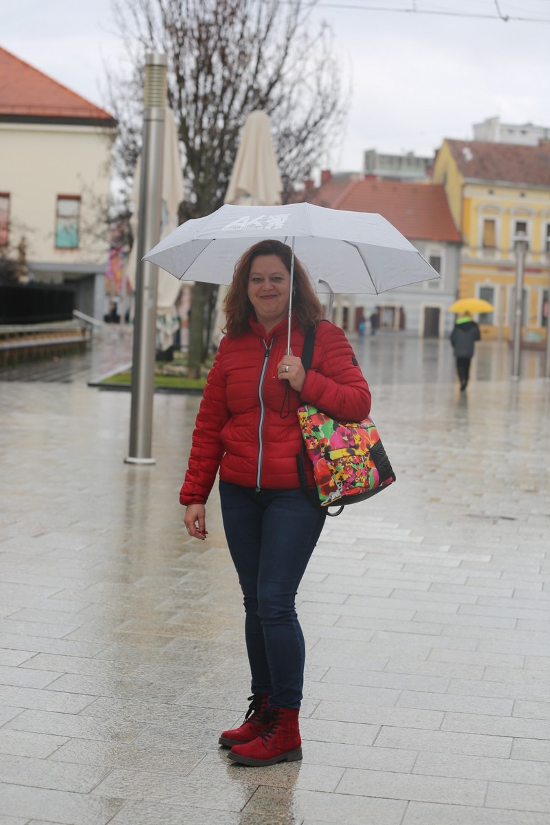 KLIKOM PO ČAKOVCU Oblačno i kišovito prijepodne nije spriječilo građane da dođu u centar grada KLIKOM PO ČAKOVCU Oblačno i kišovito prijepodne nije spriječilo građane da dođu u centar grada