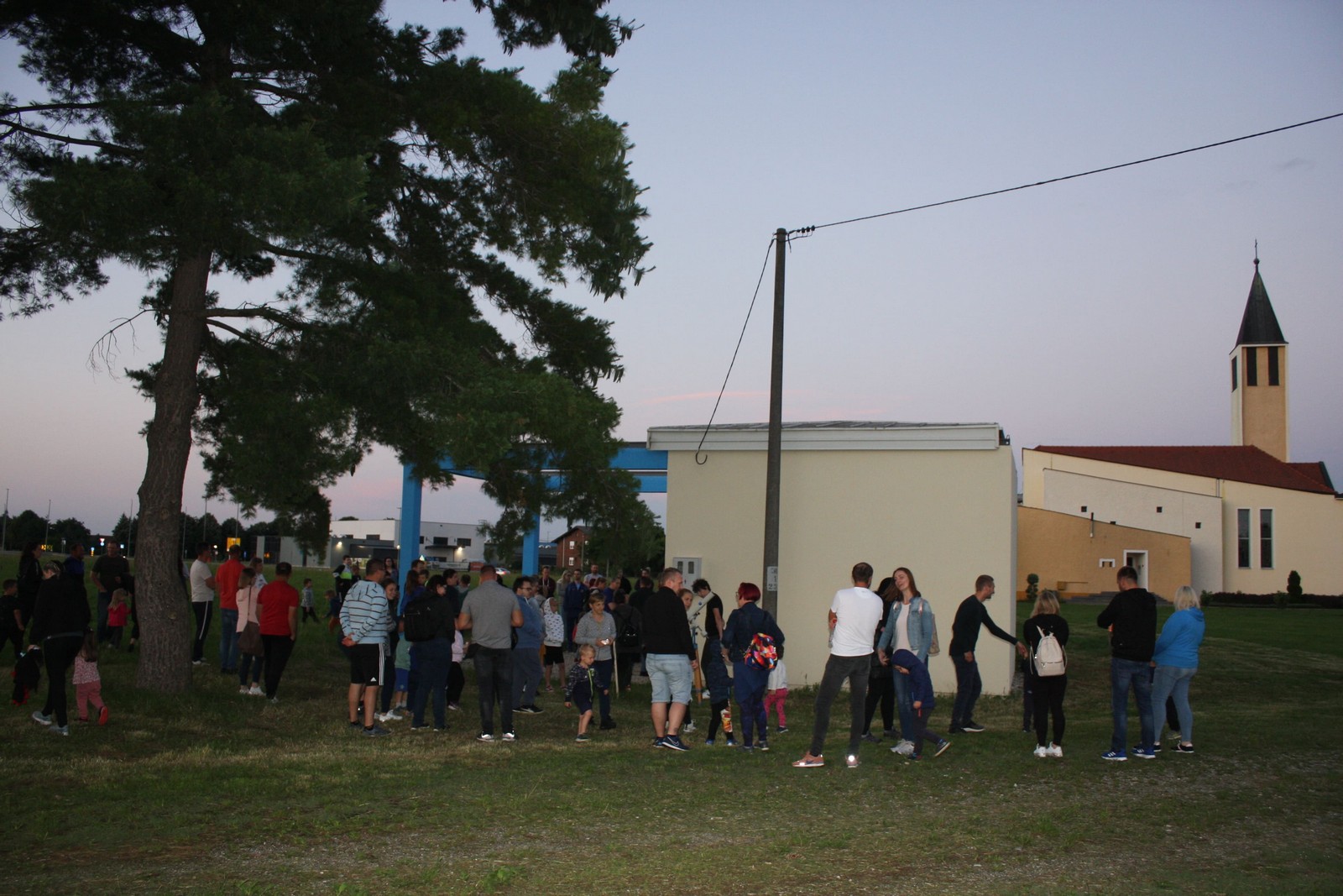 Stotinjak djece u Savskoj Vesi teleskopima promatralo Mjesec