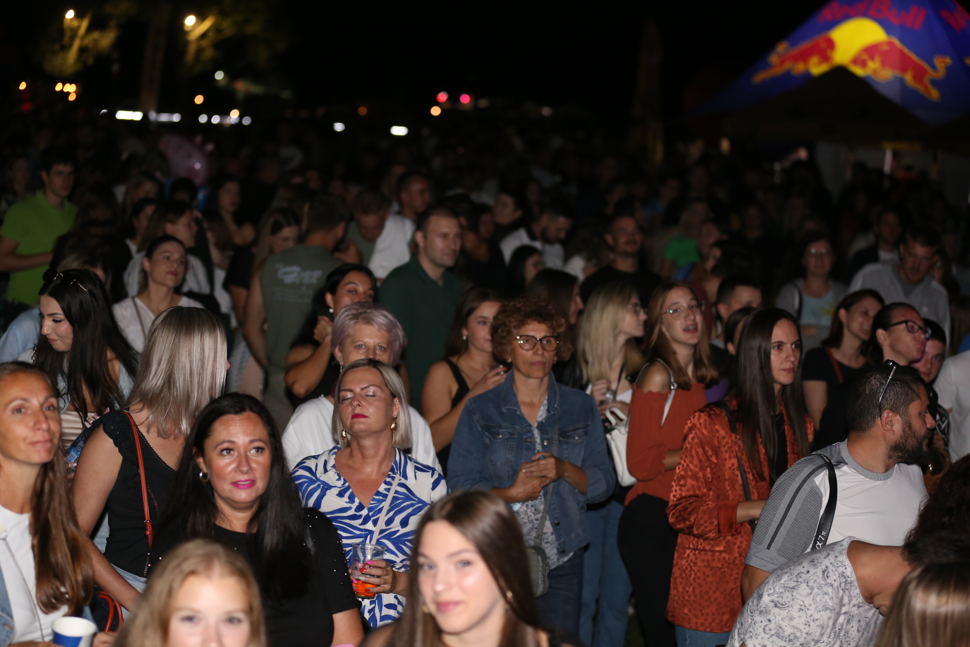 FOTO I VIDEO Vesna Pisarović na Marini Prelog rasplesala mnogobrojne posjetitelje i uveličala prvu večer Festivala balona