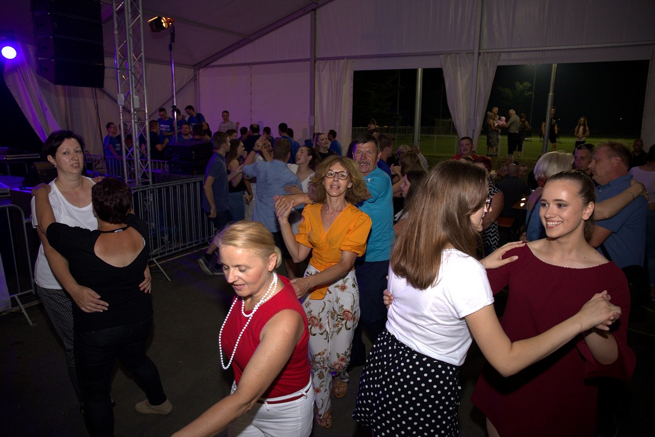 Mejaši rasplesali brojnu publiku u Palovcu