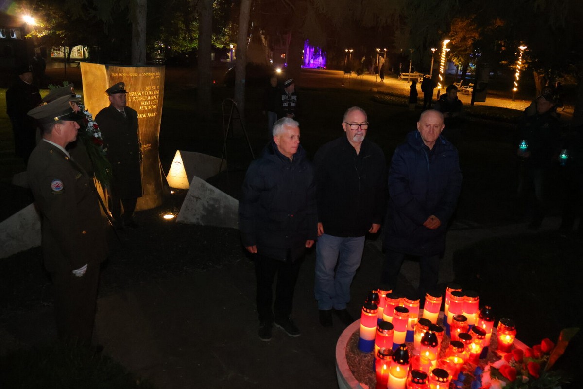 DAN SJEĆANJA Čakovec se i ove godine dostojanstveno prisjetio žrtava Vukovara i Škrabrnje te obljetnice pogibije Nikole VII. Zrinskog DAN SJEĆANJA Čakovec se i ove godine dostojanstveno prisjetio žrtava Vukovara i Škrabrnje te obljetnice pogibije Nikole VII. Zrinskog
