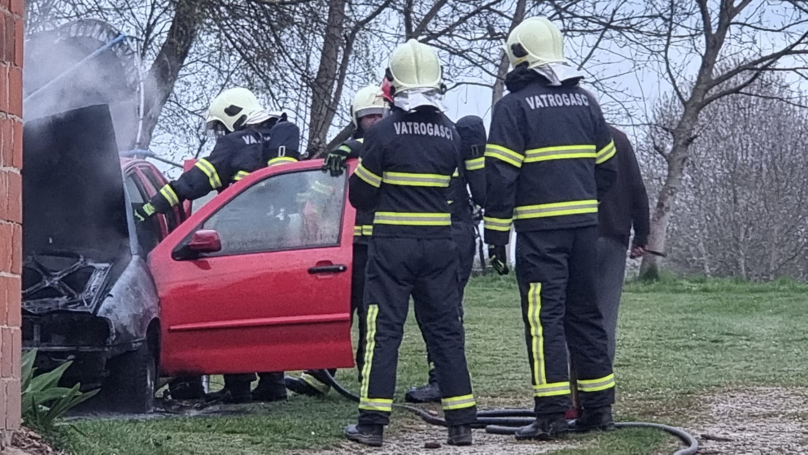Gorio automobil u dvorištu u Vratišincu