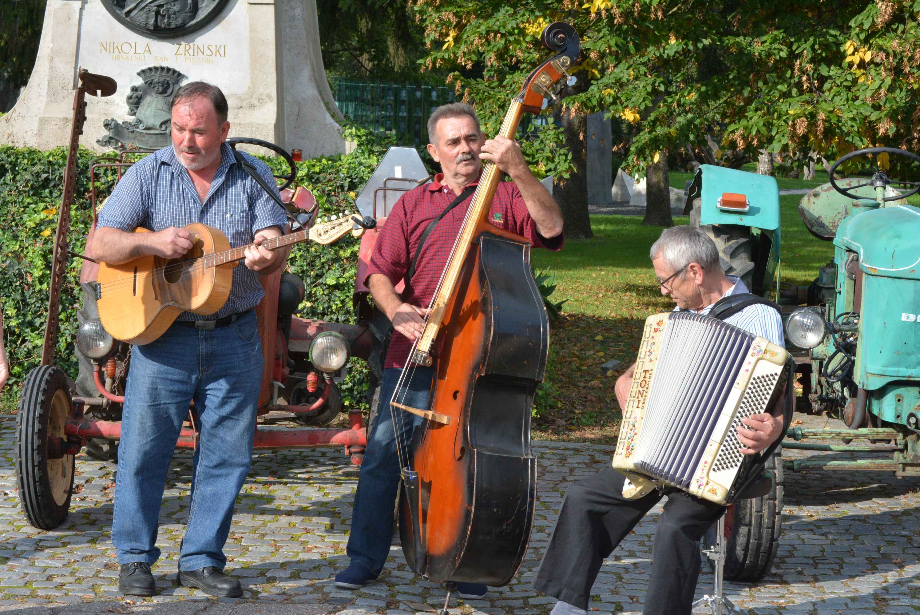 FOTO I VIDEO Putovanje kroz vremensku kapsulu na izložbi starih traktora i strojeva u sklopu manifestacije ‘Jesen u Čakovcu 2023.’