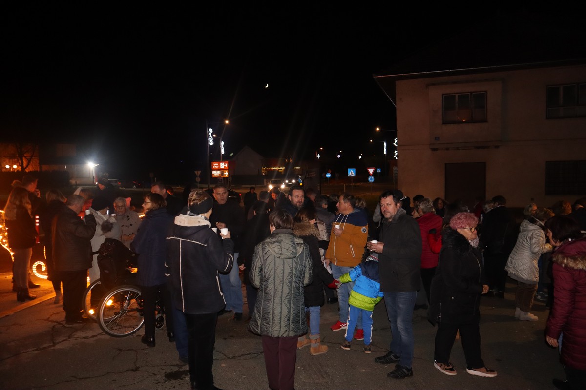 FOTO Na adventskom vijencu u centru Svetog Martina na Muri upaljena je još jedna svijeća