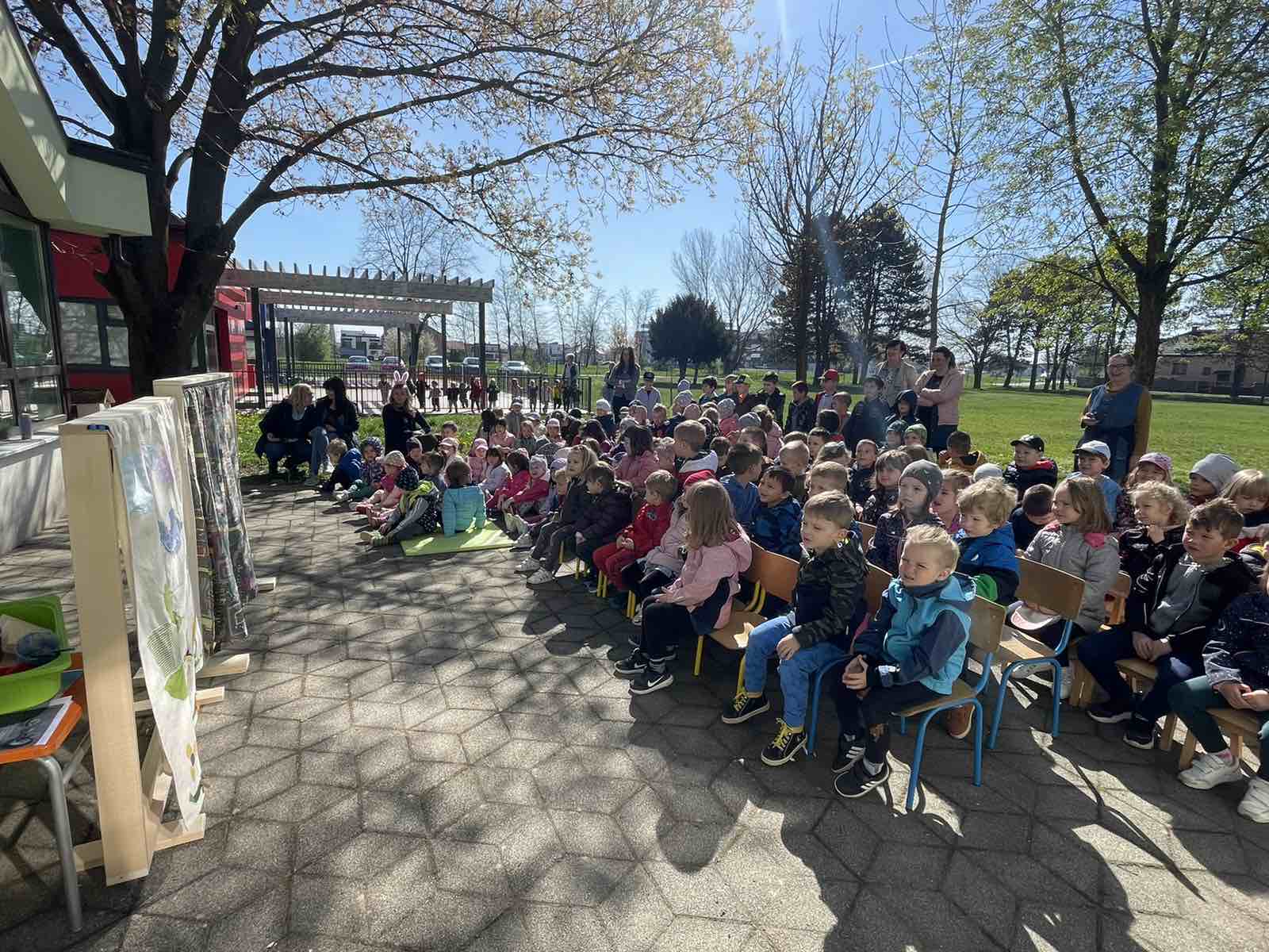 MALIŠANI UŽIVALI Predstava ‘Romobil za uskršnjeg zeca’ u vrtiću Maslačak