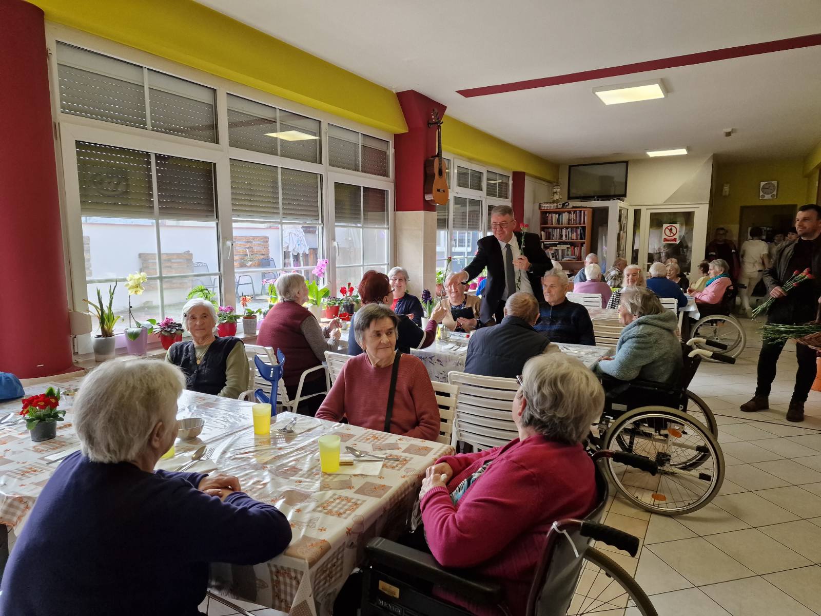 Gradonačelnik Dražen Srpak darivao žene na njihovim radnim mjestima