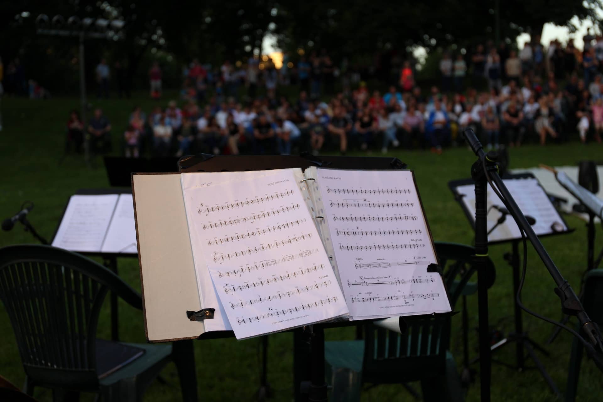 Predstava ‘Na dlanu jezera’ u lijepom ambijentu jezera podno zidina Starog grada