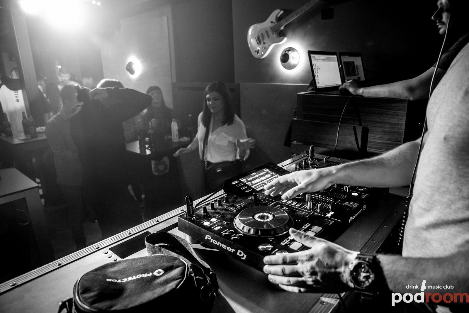 Podroom clubbing – DJ Yakka