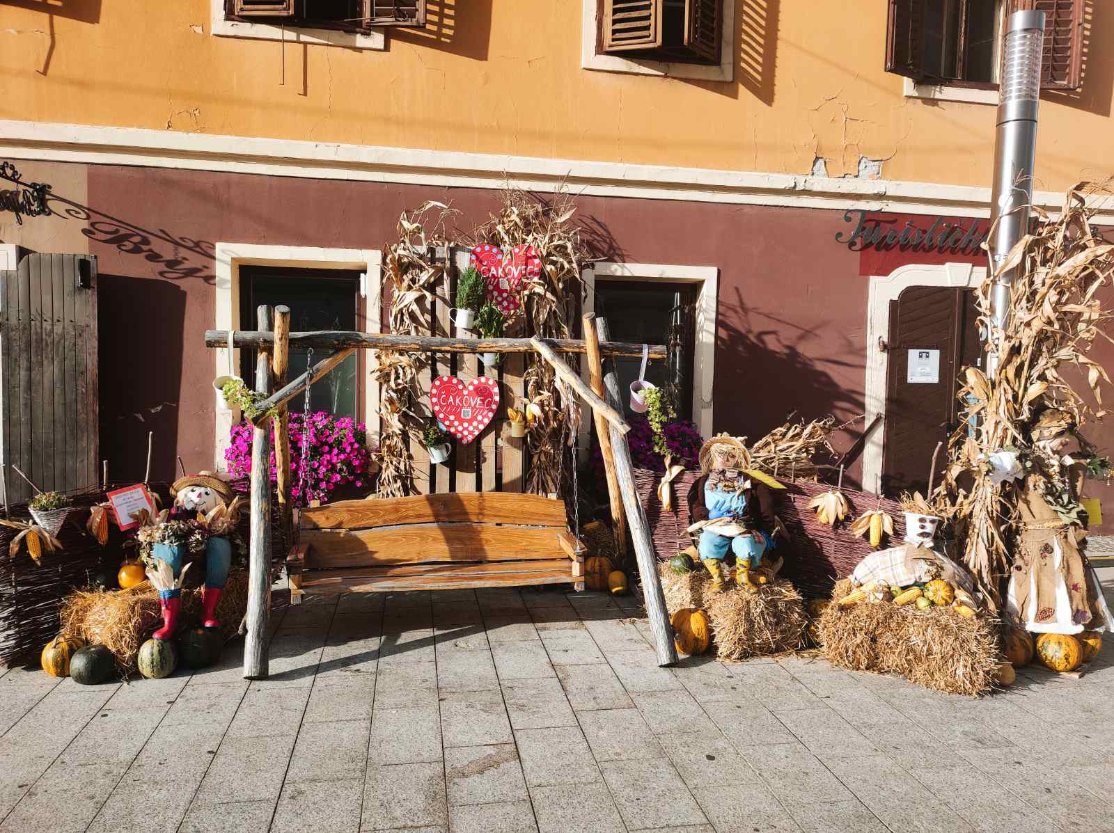 ČAKOVEC Jesenske umjetničke instalacije uljepšale središte grada