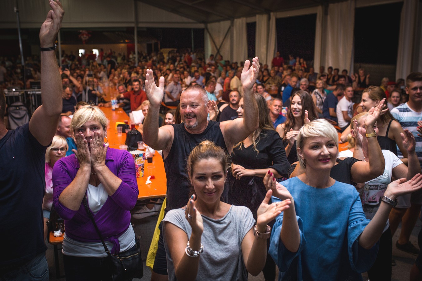 Danijela Martinović zabavljala publiku ispod šatora u Svetom Martinu na Muri