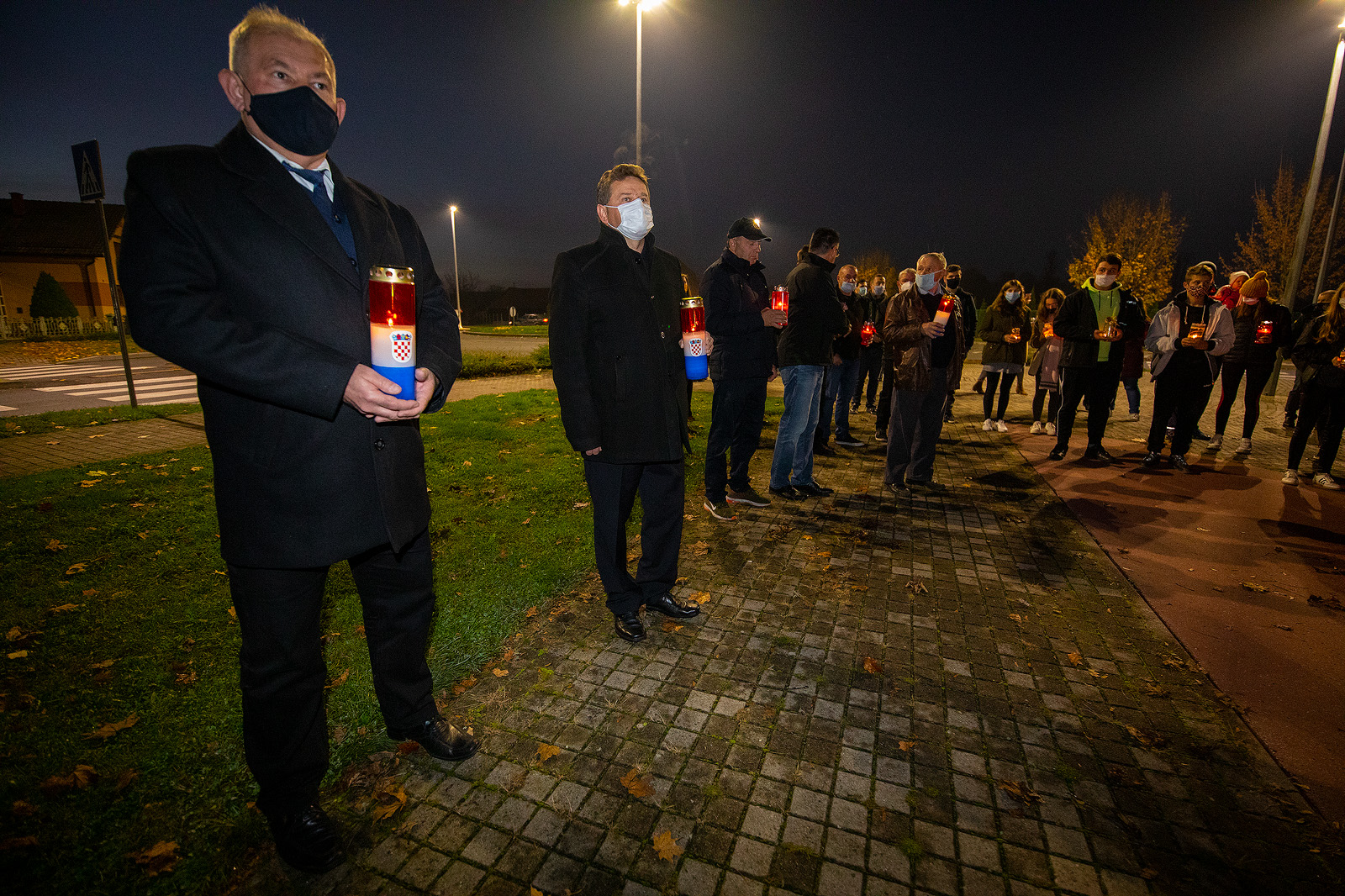 SJEĆANJE NA GRAD HEROJ Svijećama i lampionima okružili zeleni otok u Prelogu
