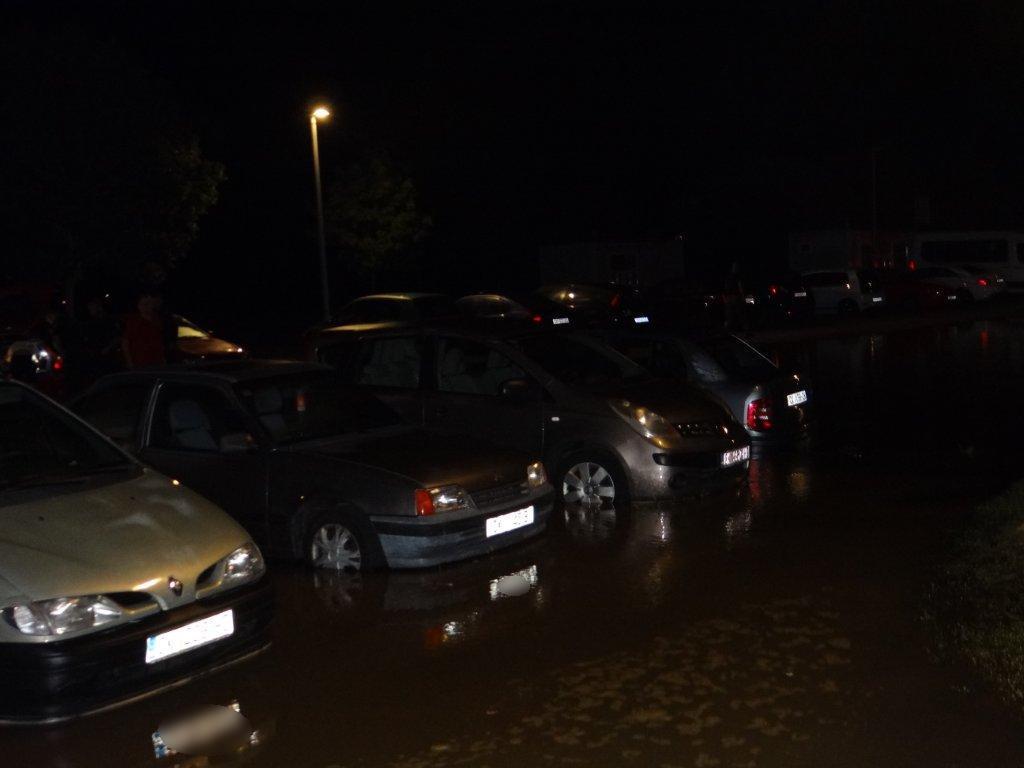 Neugodna noć za stanare jedne čakovečke ulice: Poplavljen dio ulice, parkirani automobili pod vodom Neugodna noć za stanare jedne čakovečke ulice: Poplavljen dio ulice, parkirani automobili pod vodom