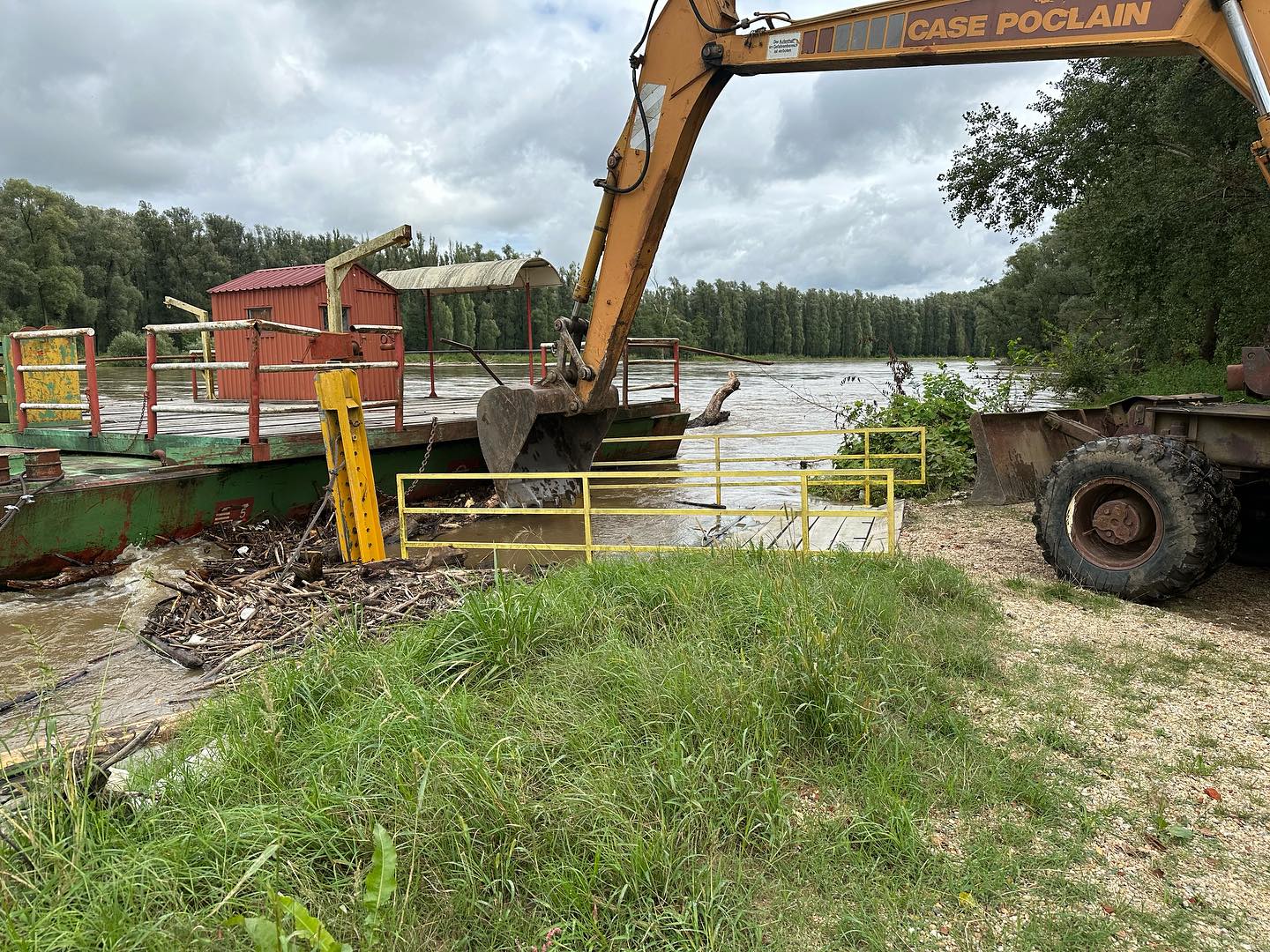 PODTUREN Ponovno problemi s Murom, veliko drvo prijetilo skeli