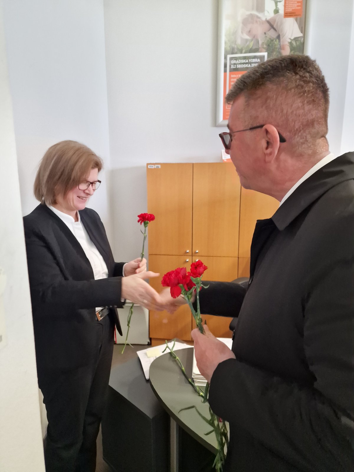 Gradonačelnik Dražen Srpak darivao žene na njihovim radnim mjestima