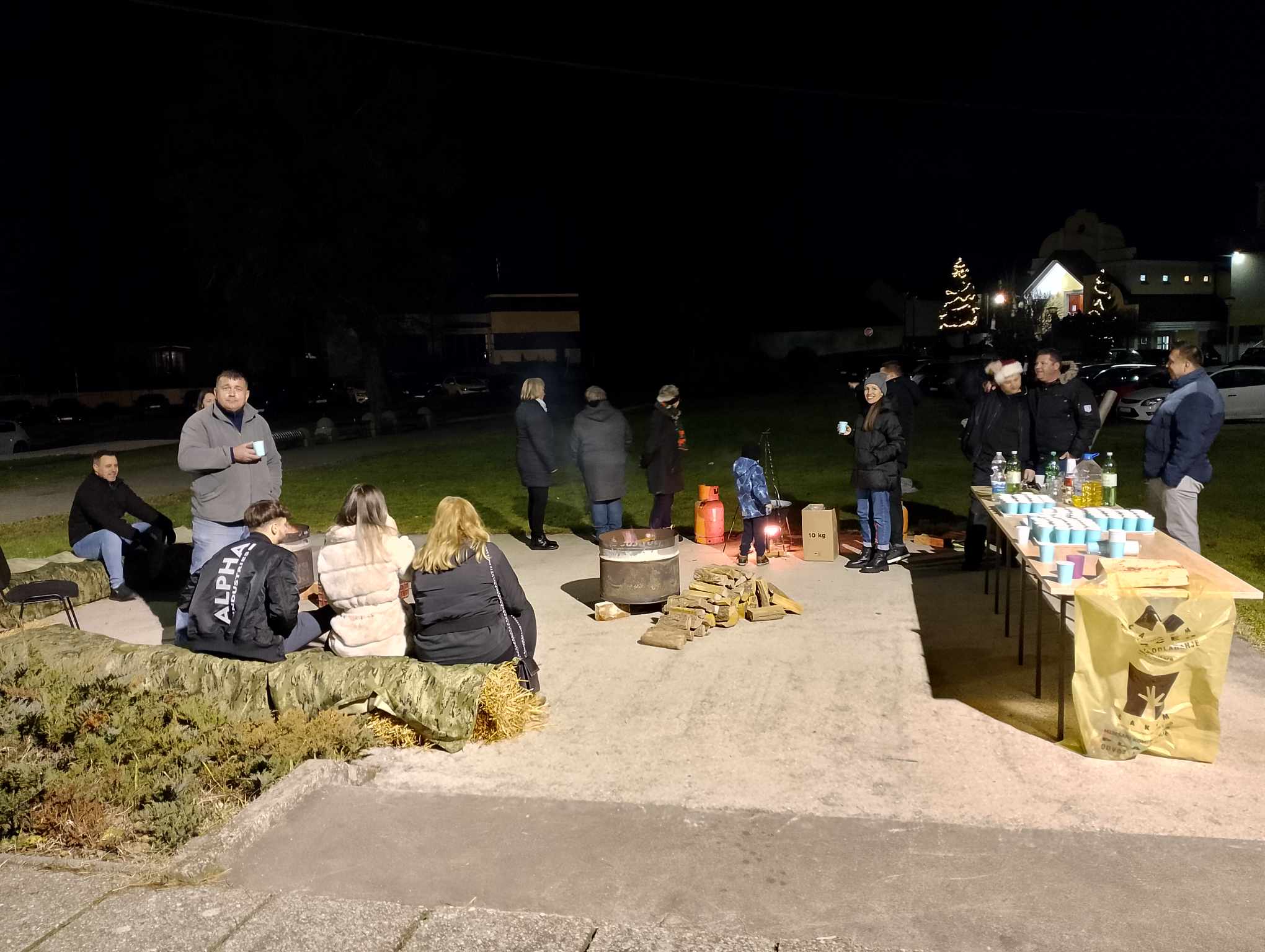 MAČKOVEC U BOŽIĆNOM ZAGRLJAJU Kuhano vino i topli čaj nakon polnoćke okupili mještane kod Društvenom domu