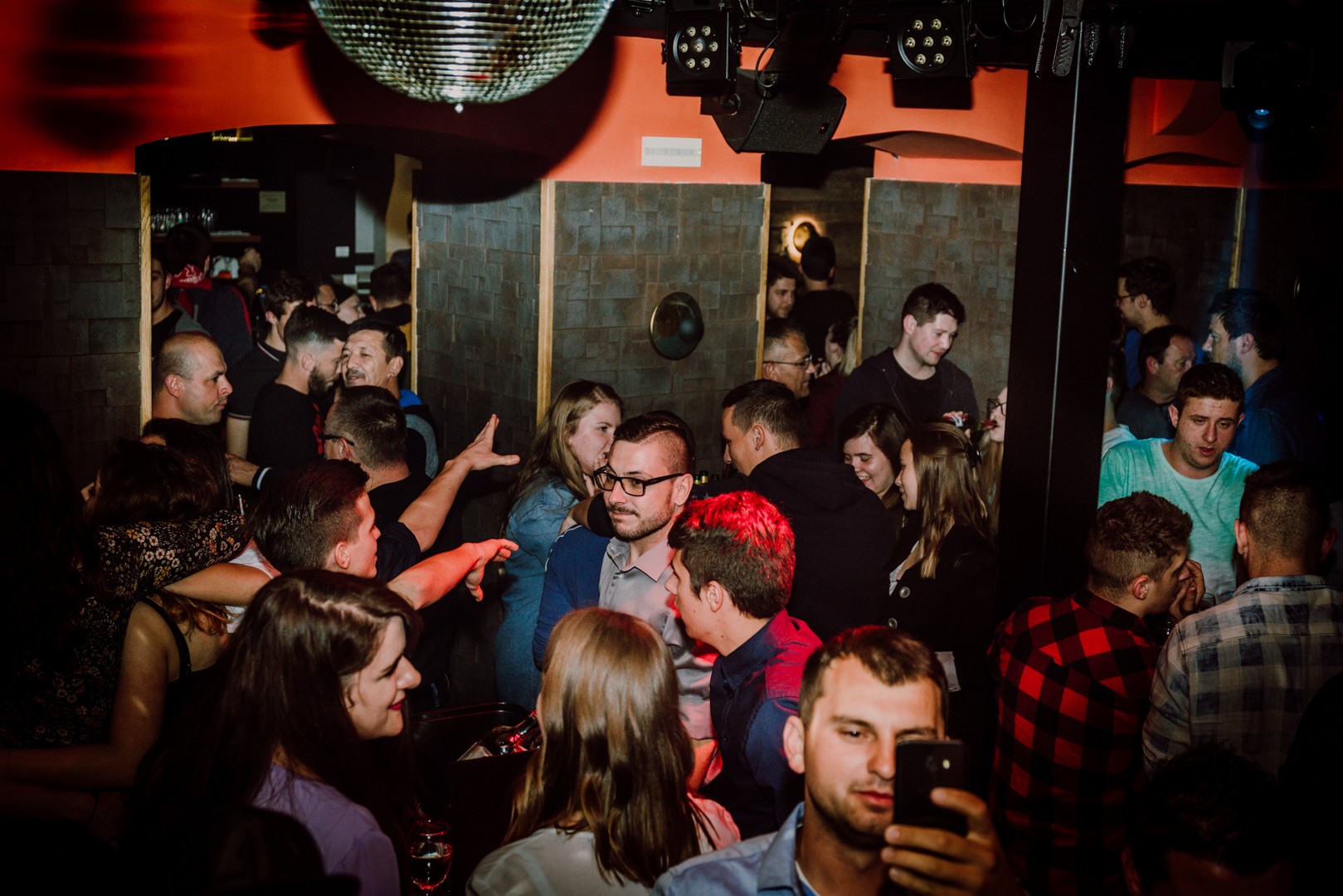 Odlična zabava na Podrumarenju uz TS Kumovi i Vina Tomšić