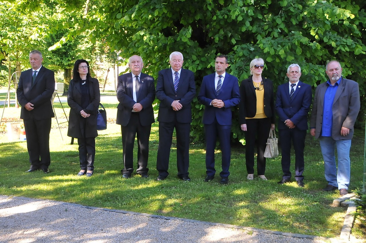 OBILJEŽEN DAN DRŽAVNOSTI Vijenci, svijeće i vječna hvala poginulim braniteljima