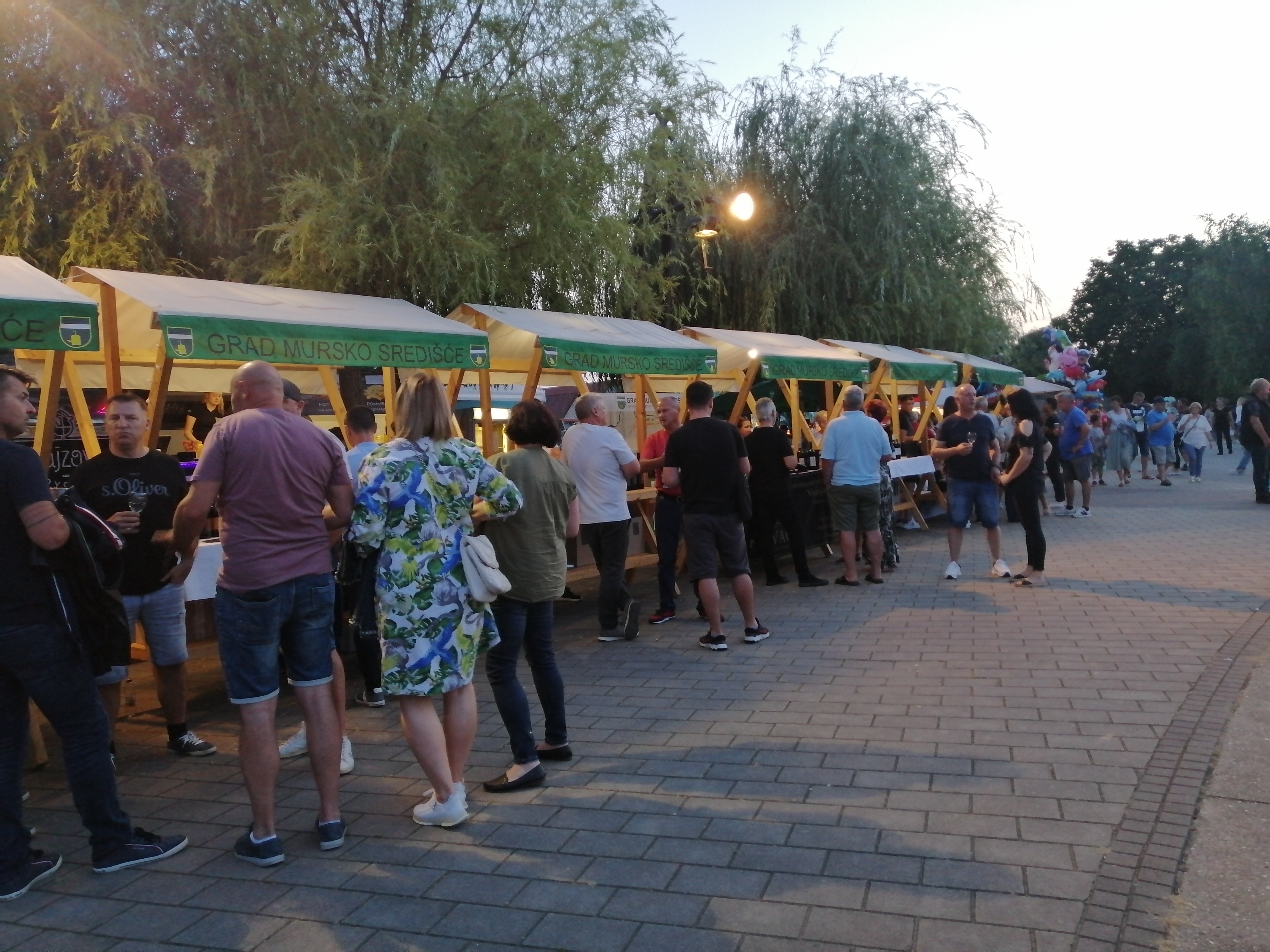 MURSKO SREDIŠĆE Posjetitelji su uživali na Željku Bebeku i Murskom wine festu