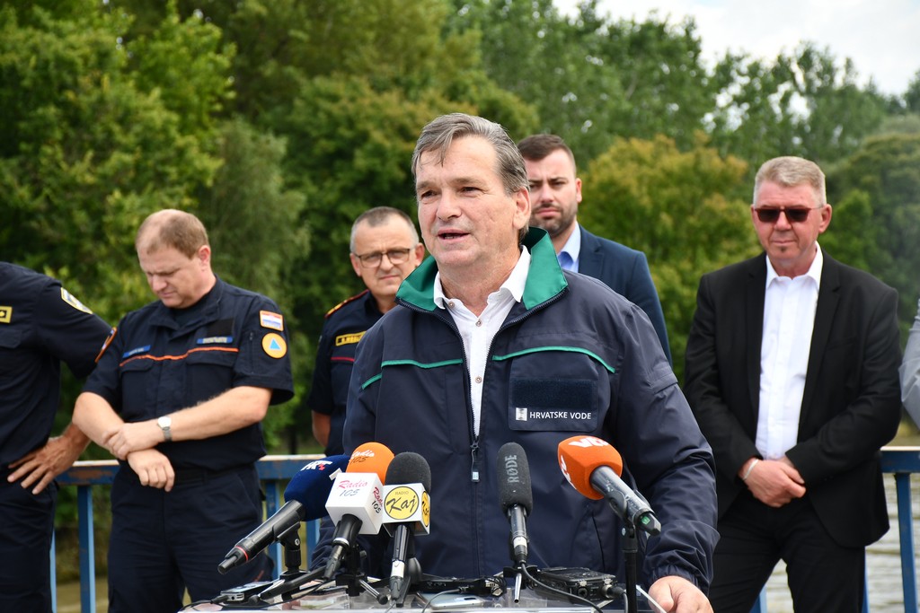 ŽUPAN POSAVEAC ‘Možemo biti ponosni i zadovoljni. Međimurje je u povijesno visokom vodostaju prošlo s najmanje mogućom štetom.’ ŽUPAN POSAVEAC ‘Možemo biti ponosni i zadovoljni. Međimurje je u povijesno visokom vodostaju prošlo s najmanje mogućom štetom.’