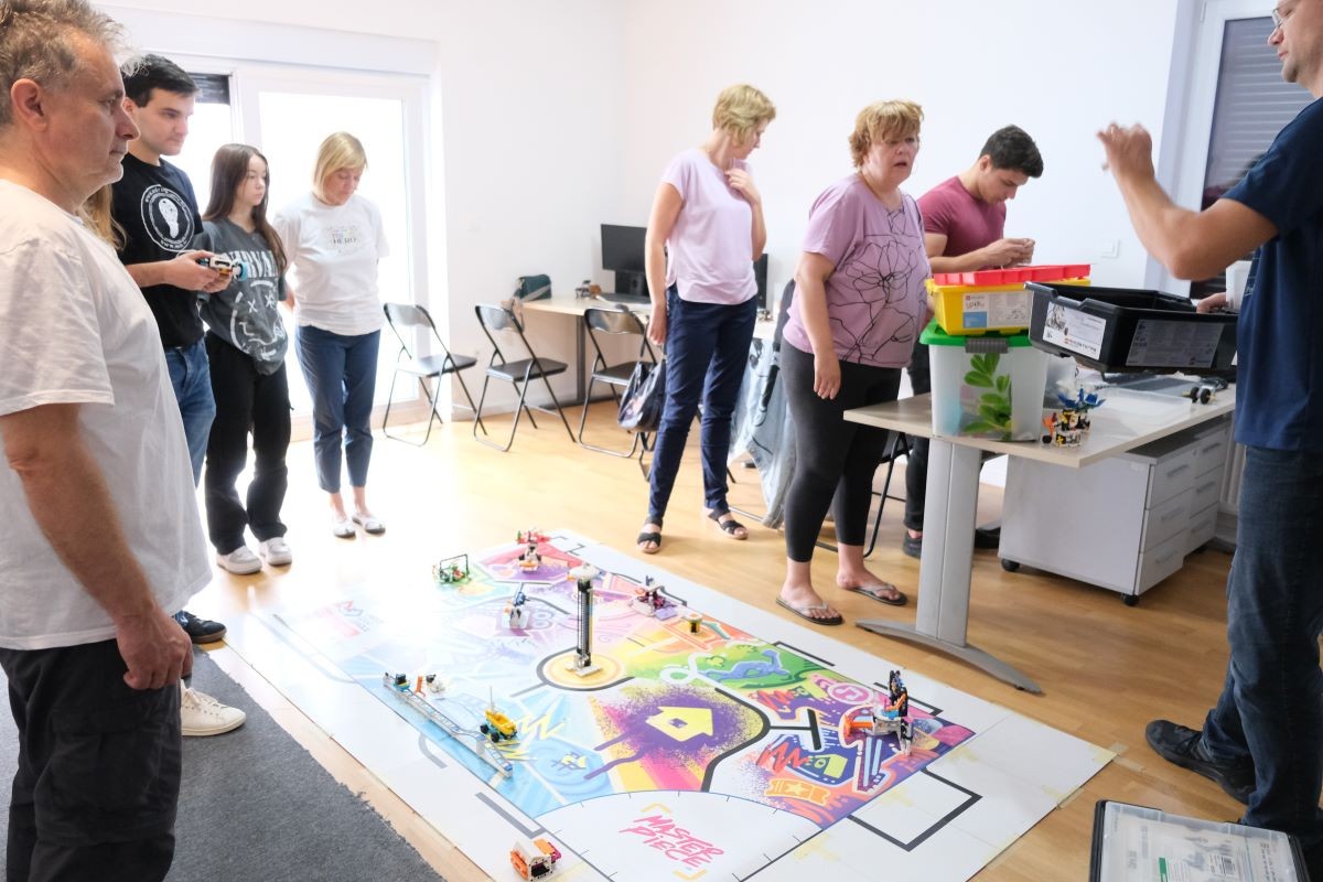 NOVA ISKUSTVA Članovi udruga Mladi informatički stručnjaci i Međimurski informatički klub sudjelovali u studijskom posjetu Velikoj Gorici NOVA ISKUSTVA Članovi udruga Mladi informatički stručnjaci i Međimurski informatički klub sudjelovali u studijskom posjetu Velikoj Gorici