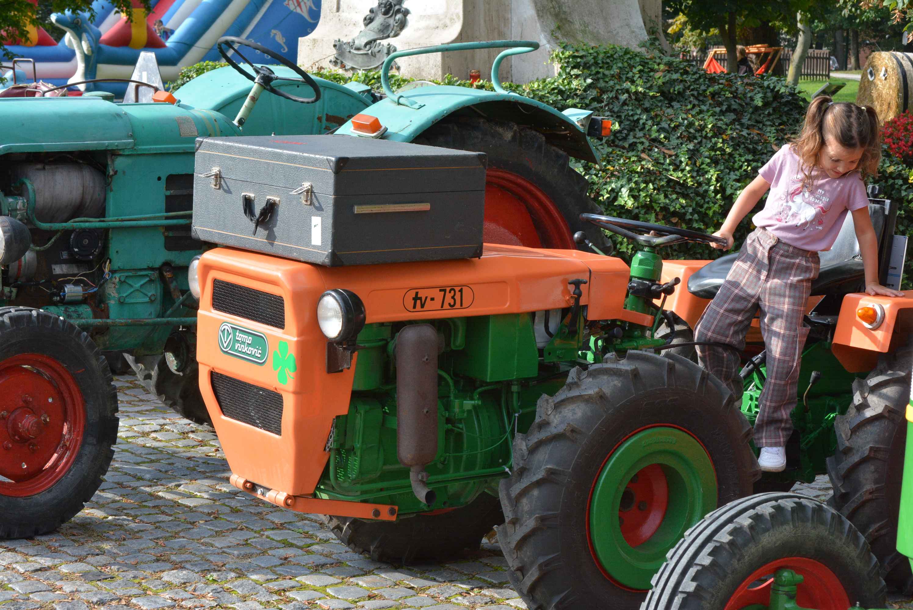 FOTO I VIDEO Putovanje kroz vremensku kapsulu na izložbi starih traktora i strojeva u sklopu manifestacije ‘Jesen u Čakovcu 2023.’