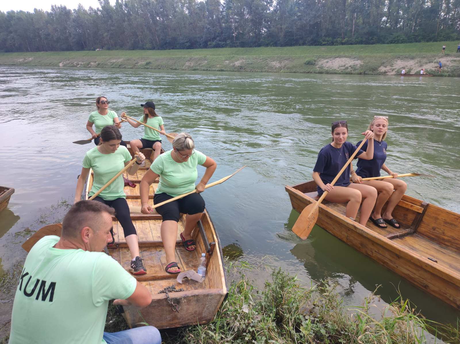 FOTO Pobjednici natjecanja u ekipnom veslanju dravskim čamcima su ekipe ‘Royal transport’ i ‘Fljojsarice’ FOTO Pobjednici natjecanja u ekipnom veslanju dravskim čamcima su ekipe ‘Royal transport’ i ‘Fljojsarice’
