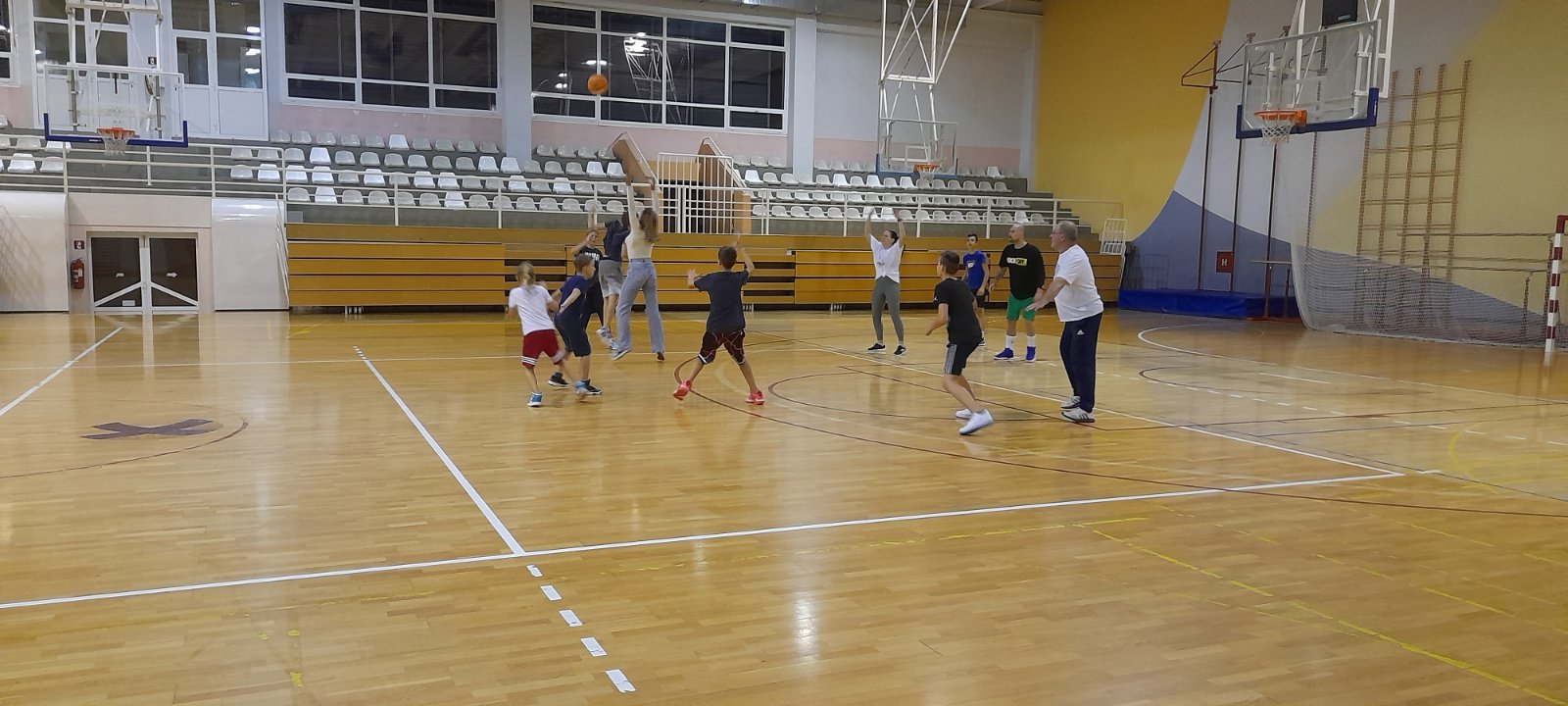 MURSKO SREDIŠĆE Treći dan Europskog dana sporta održane nogometne i košarkaška utakmica između djece i roditelja