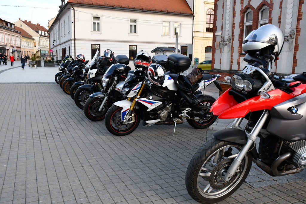 Free riders Pikač u centru Čakovca podjelom karanfila obradovali brojne žene