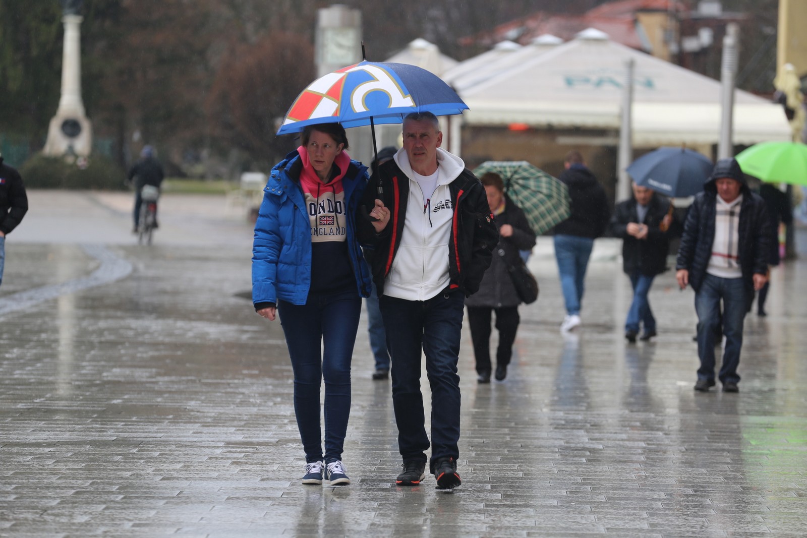 KLIKOM PO ČAKOVCU Oblačno i kišovito prijepodne nije spriječilo građane da dođu u centar grada KLIKOM PO ČAKOVCU Oblačno i kišovito prijepodne nije spriječilo građane da dođu u centar grada