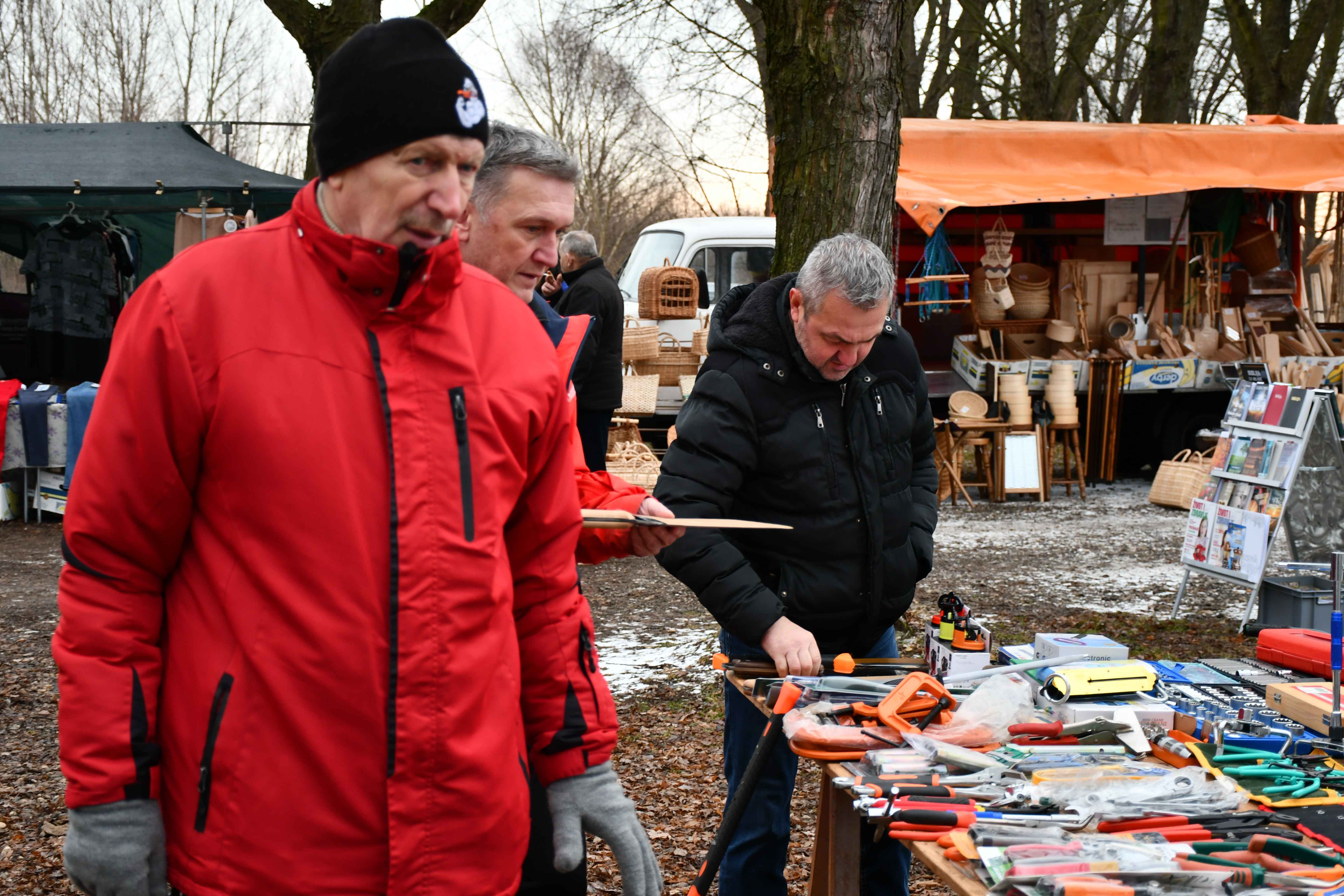 KUPCI NAHRLILI Hladna siječanjska srijeda ispunjena robom i veselim licima