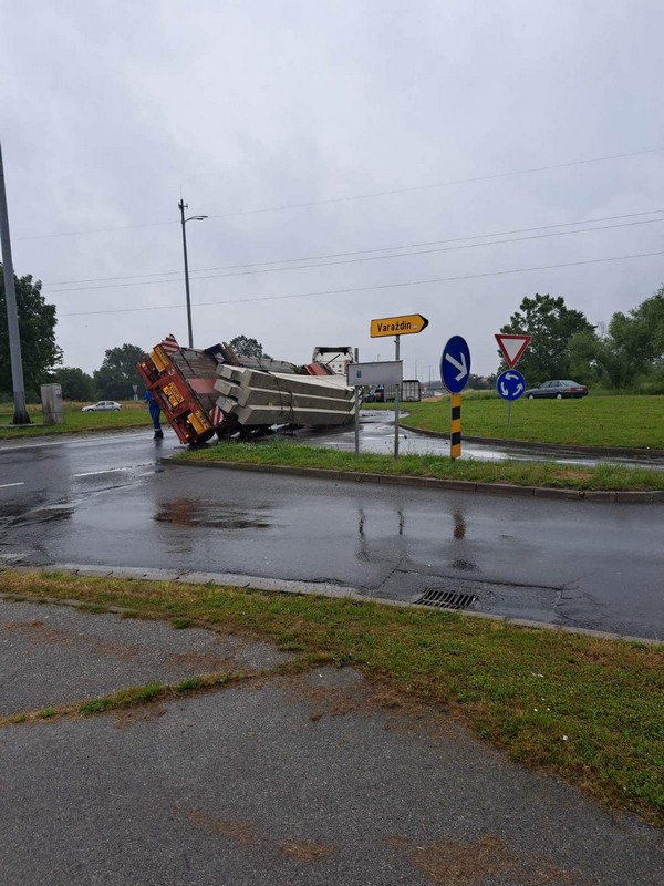 Prevrnuo se tegljač Prevrnuo se tegljač