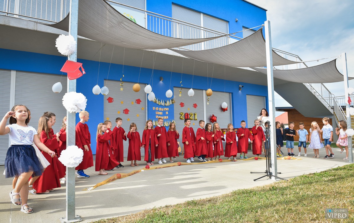 VIDEO I FOTO Završnom svečanošću mali ‘Zmajići’ oprostili se od vrtićkih dana u DV Vesela Loptica VIDEO I FOTO Završnom svečanošću mali ‘Zmajići’ oprostili se od vrtićkih dana u DV Vesela Loptica