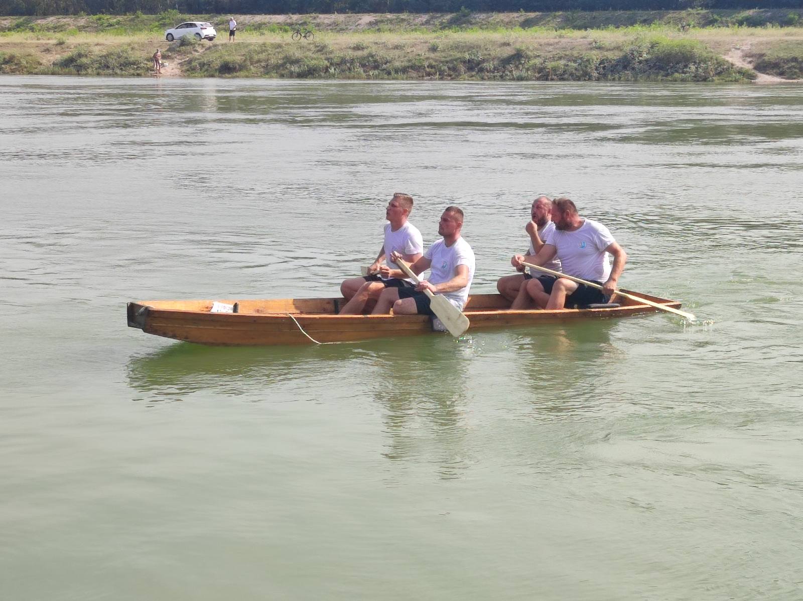 FOTO Pobjednici natjecanja u ekipnom veslanju dravskim čamcima su ekipe ‘Royal transport’ i ‘Fljojsarice’ FOTO Pobjednici natjecanja u ekipnom veslanju dravskim čamcima su ekipe ‘Royal transport’ i ‘Fljojsarice’