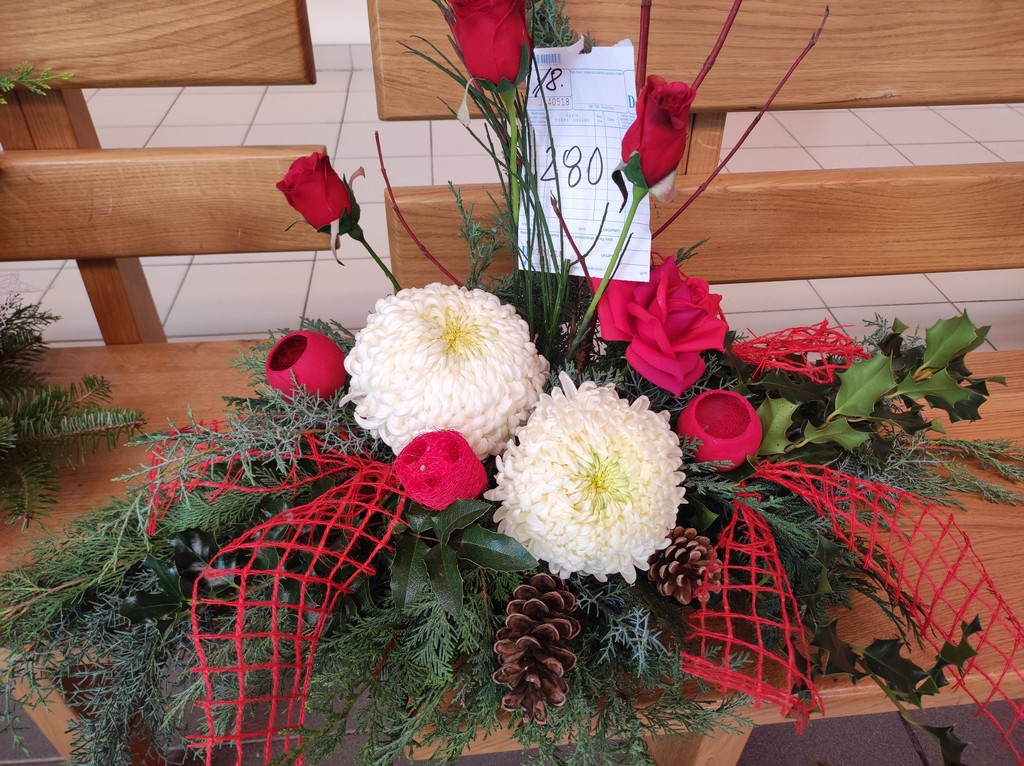 PRIGODNI ARANŽMANI Prodajna izložba aranžmana uoči Svih svetih u holu Gospodarske škole