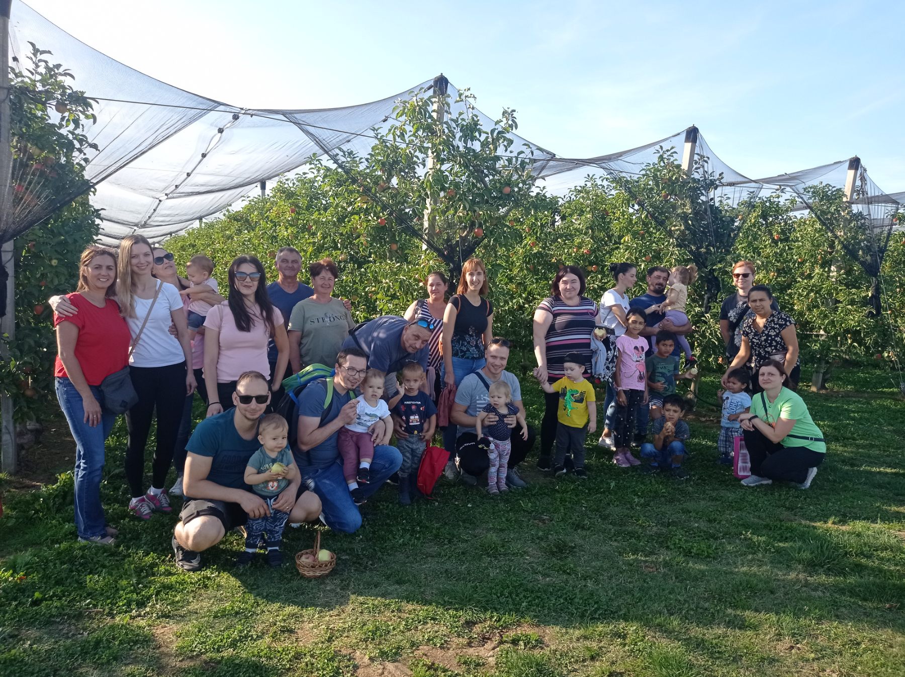FOTO Mališani iz DV ‘Cipelica’ posjetili voćnjak jabuka OPG-a ‘Čeh’ iz Belice