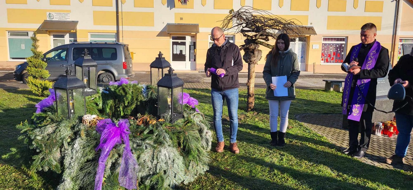 PRIBISLAVEC Ispred Društvenog doma zapaljena je prva adventska svijeća, svijeća nade i vjere!