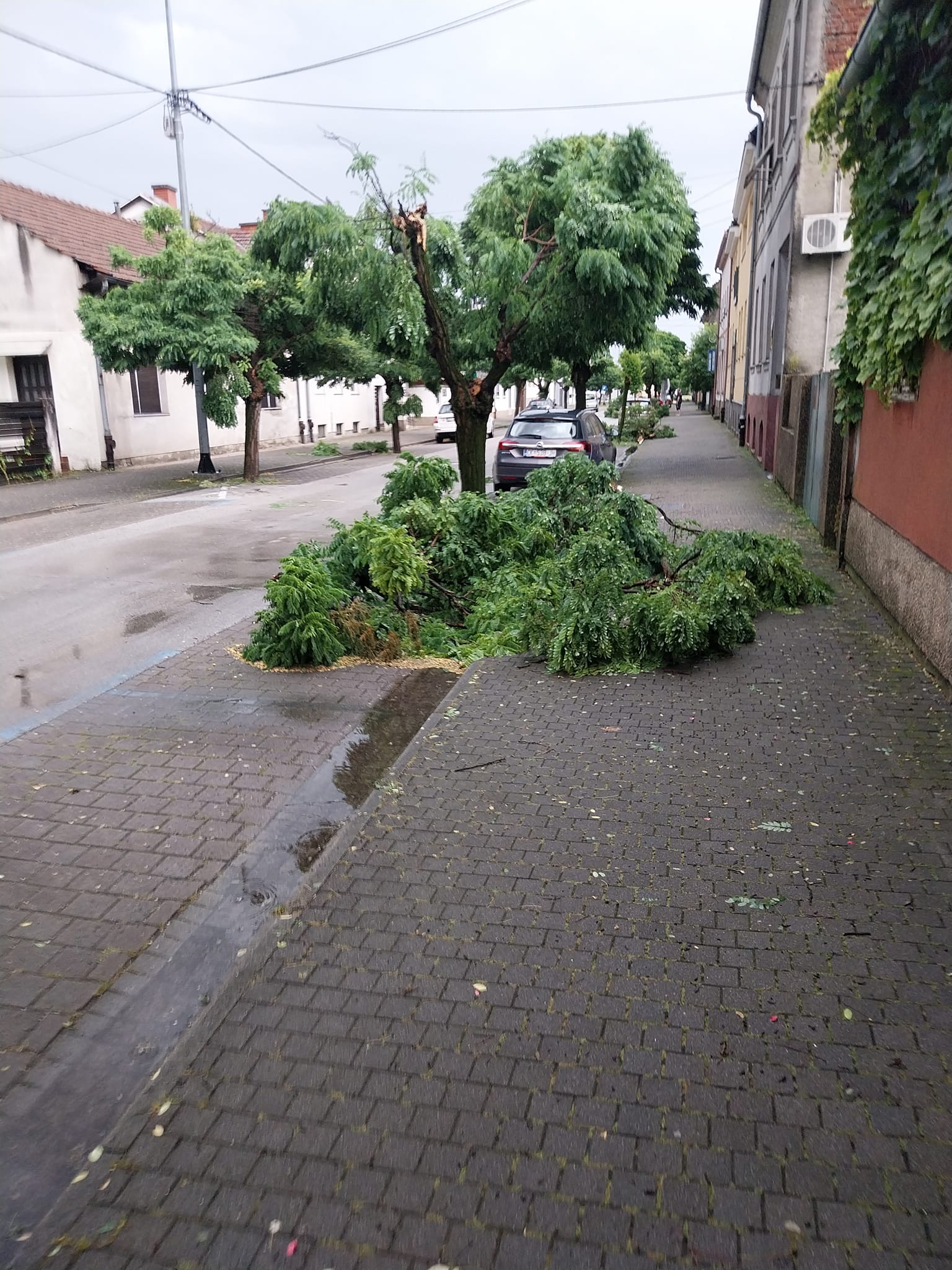 NAŠI VATROGASCI Tijekom jučerašnjeg nevremena imali su oko 50 intervencija