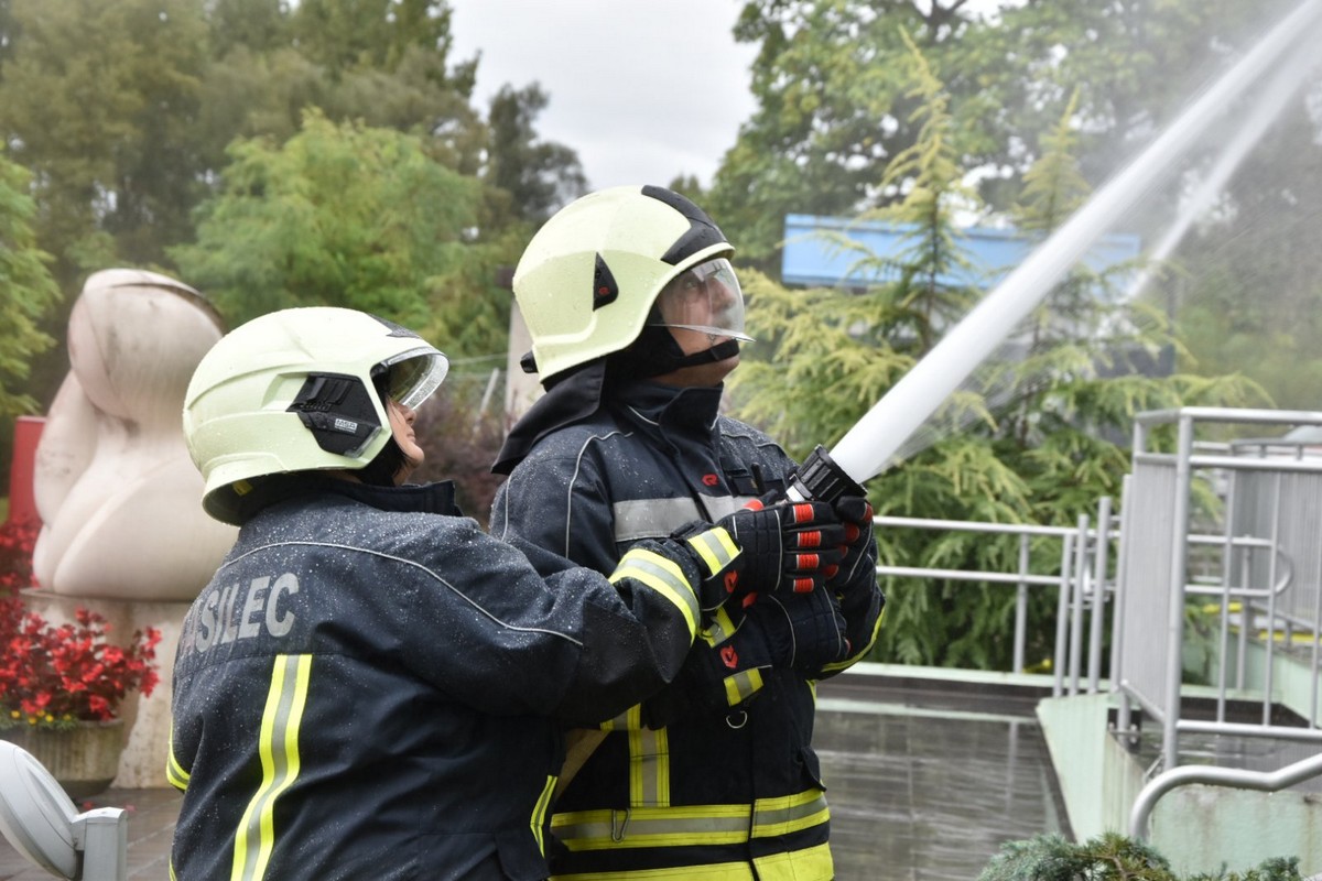MURSKO SREDIŠĆE Održana uzbudljiva vježba u kojoj su vatrogasci uspješno ugasili požar i spasili unesrećene MURSKO SREDIŠĆE Održana uzbudljiva vježba u kojoj su vatrogasci uspješno ugasili požar i spasili unesrećene