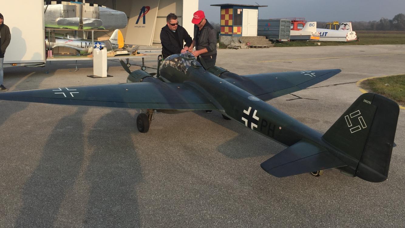 Njemački bombarder iz Drugog svjetskog rata na nebu iznad Čakovca