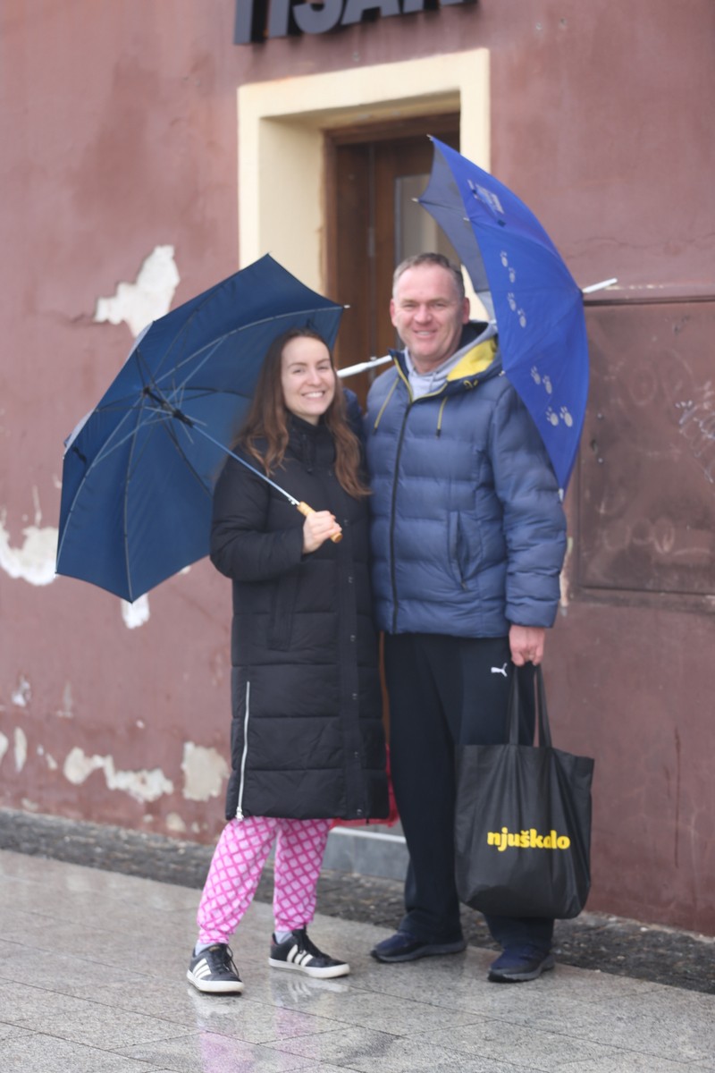 KLIKOM PO ČAKOVCU Oblačno i kišovito prijepodne nije spriječilo građane da dođu u centar grada KLIKOM PO ČAKOVCU Oblačno i kišovito prijepodne nije spriječilo građane da dođu u centar grada