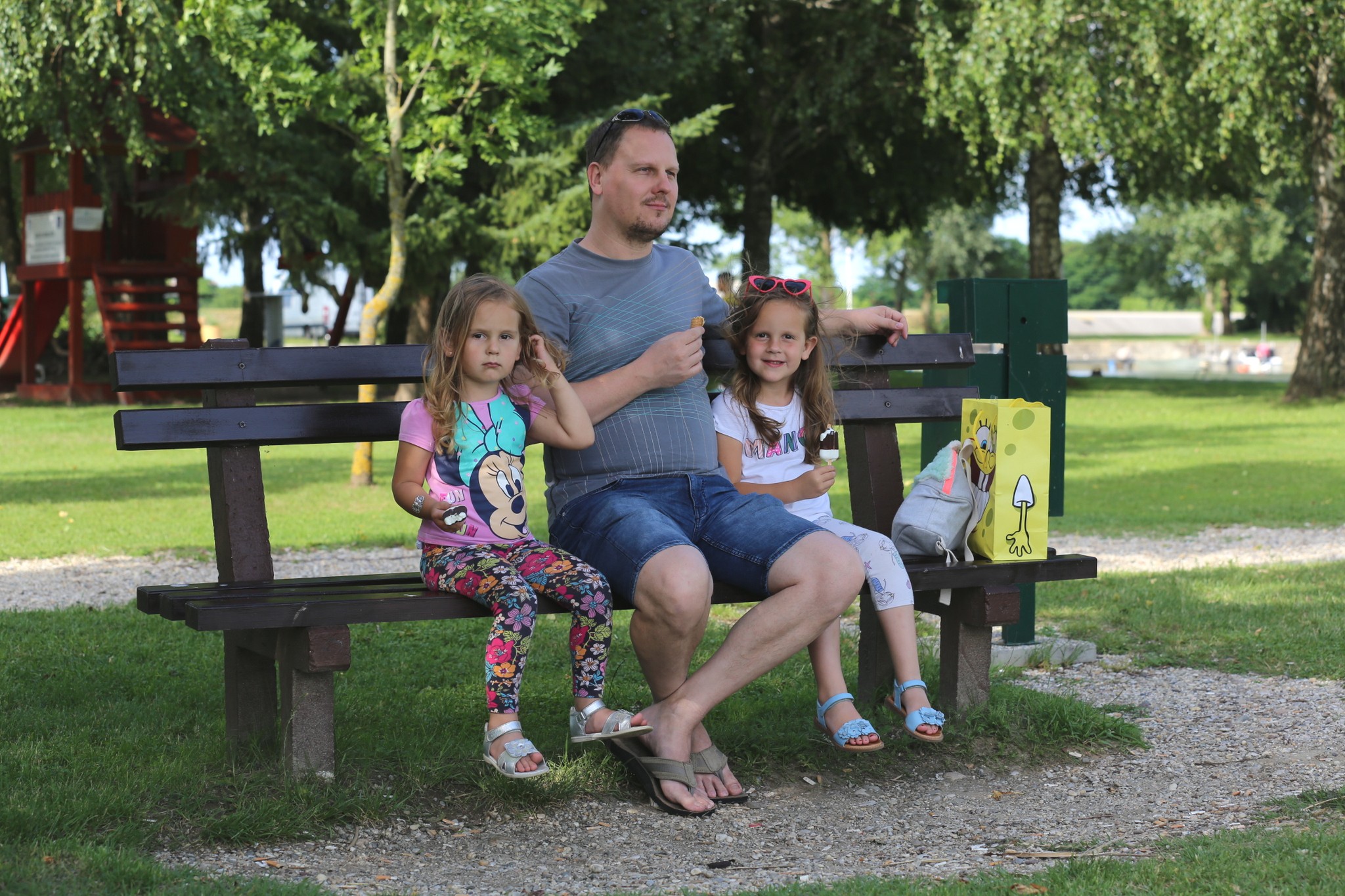 Vjetrovit, ali topao dan mnogi su iskoristili za šetnju preloškom Marinom