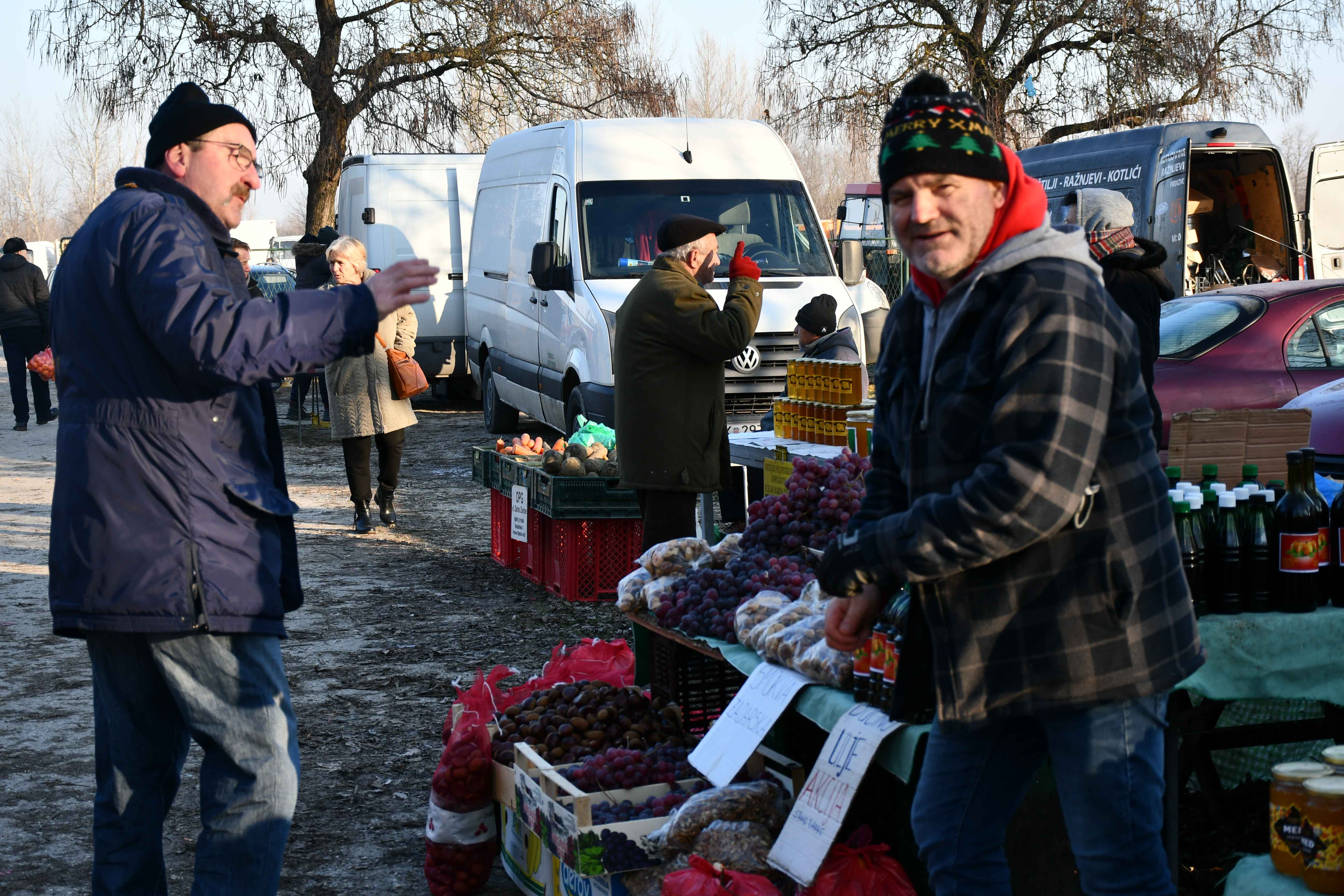 ZUBATO SUNCE Bogata ponuda voća i povrća na čakovečkom sajmu, a zaigrao se i šah!