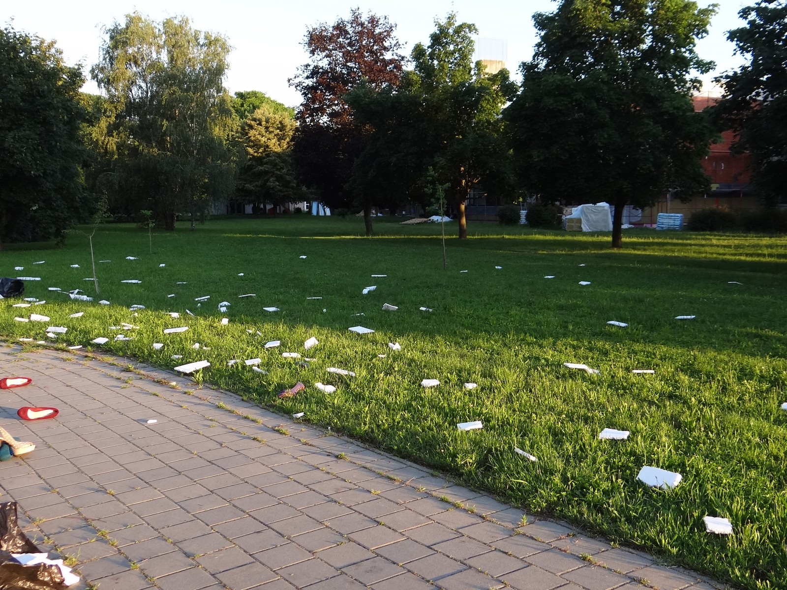 FOTO Ružni prizori: Stanare u Zajčevoj ulici u Čakovcu ujutro dočekala hrpa smeća