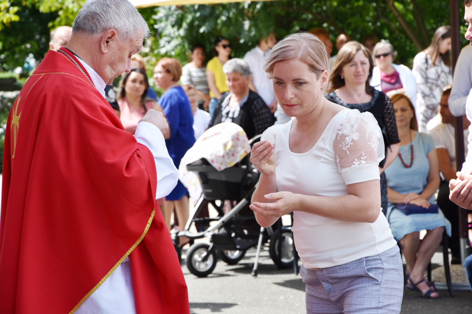 Sveta potvrda u Orehovici: Krizmanicima sakrament podijelio biskup u miru mons. Josip Mrzljak Sveta potvrda u Orehovici: Krizmanicima sakrament podijelio biskup u miru mons. Josip Mrzljak