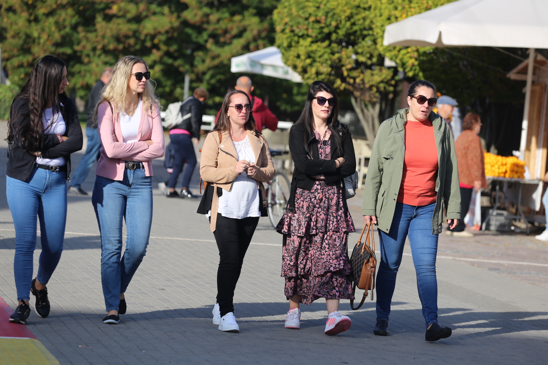 KLIKOM PO ČAKOVCU Prva sunčana subota u listopadu izmamila vesele šetače u centar grada