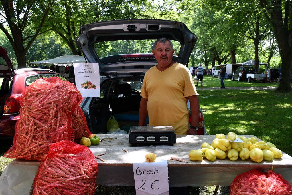 SAJAM U ČAKOVCU Sajam je preplavilo obilje svježeg voća i povrća